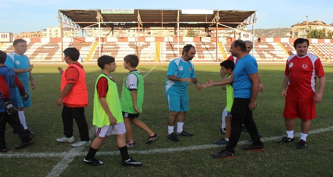 Hatay’da çocuklar, futbolun efsaneleri ile buluştu