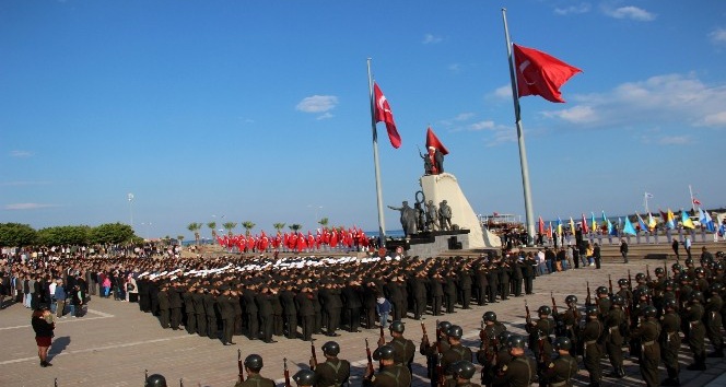 İskenderun’da Ata’ya saygı