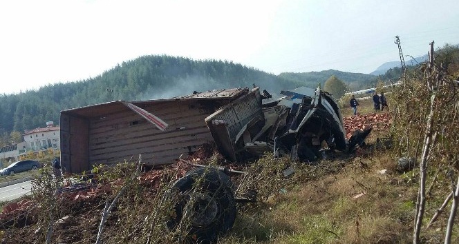 Freni patlayan kamyon, Suriyelilerin çalıştığı tarlaya daldı