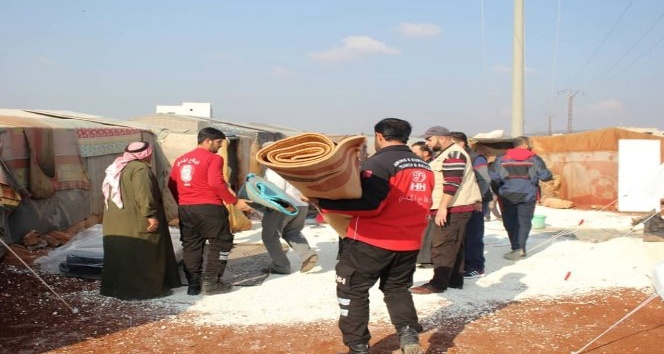 İdlib’e battaniye ve sünger yatak yardımı