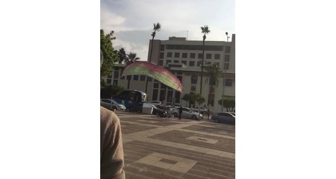 Paraşütçü böyle yere çakıldı