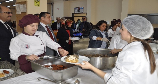 Öğrenciler mutfaktaki hünerlerini sergiledi
