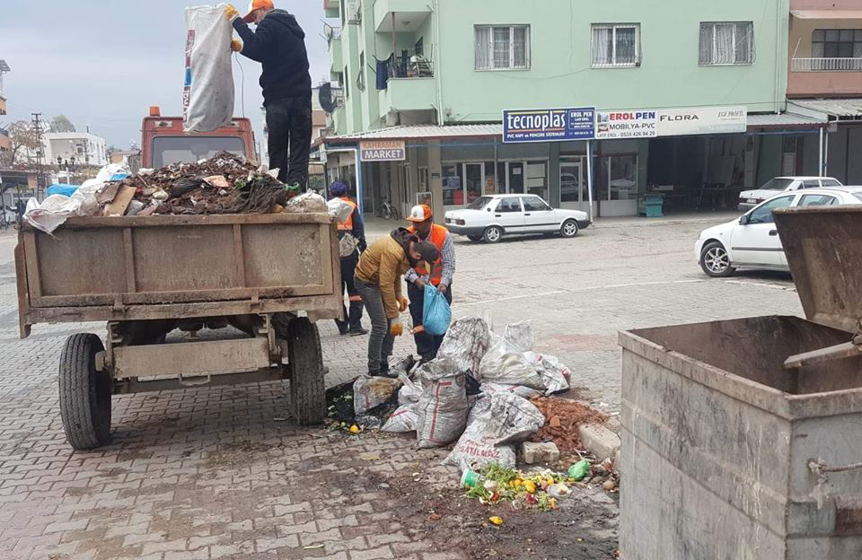 Kırıkhan Belediyesi soba ve kalorifer küllerini topluyor