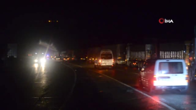 Topboğazında Yola Zeytinyağı Döküldü, Trafik 2 Saat Durdu