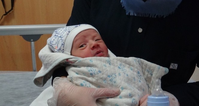 Kırıkhan’da Yeni doğmuş bebek yol kenarında bulundu