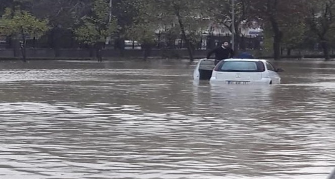 Hatay’da yağışlar yolları göle çevirdi