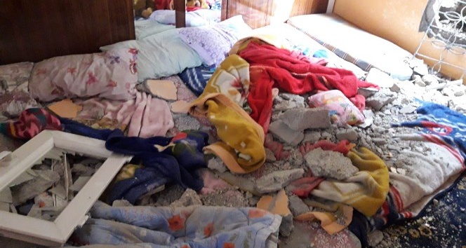 Dağdan düşen kaya parçaları eve düştü