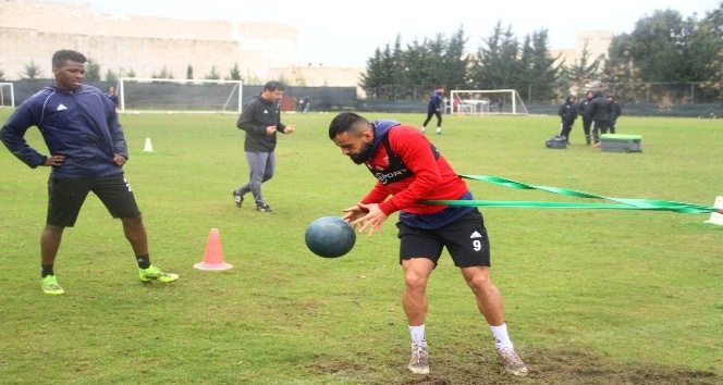Hatayspor, Giresunspor hazırlıklarını yağmur altında sürüyor