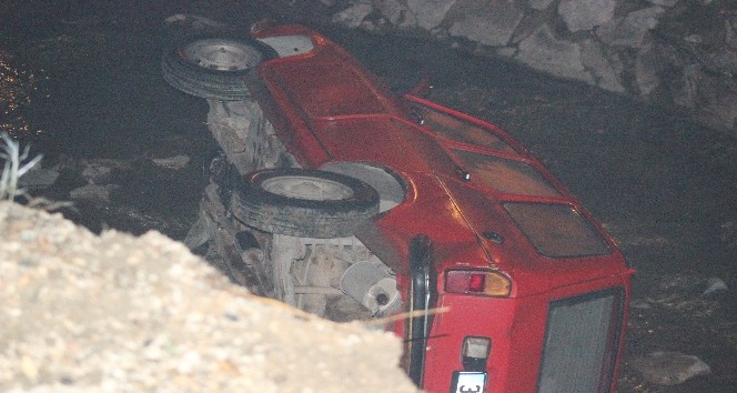 Yoğun sis nedeniyle otomobil dereye uçtu