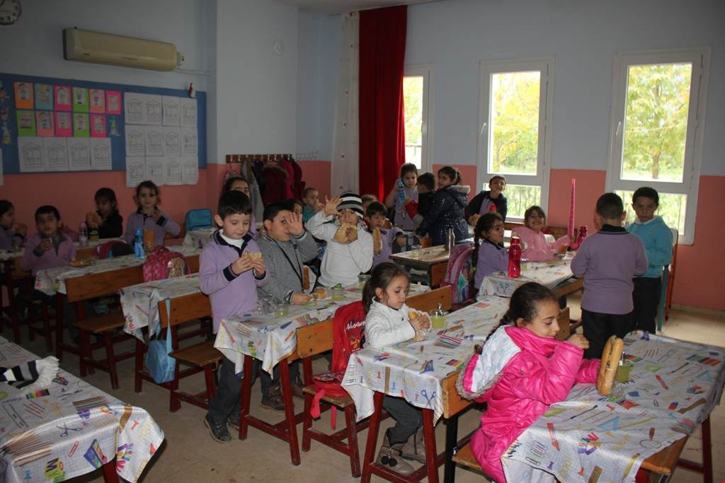 ÖĞRENCİLERE BALIK-EKMEK İKRAMI