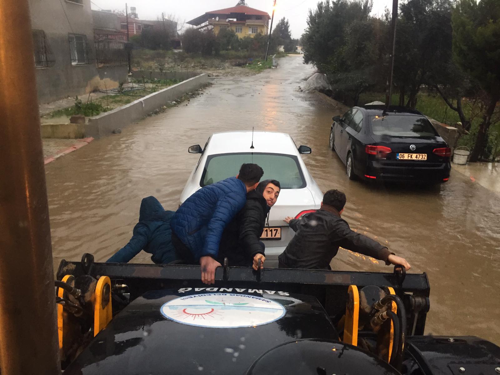 SAMANDAĞ BELEDİYESİ FEN İŞLERİ EKİPLERİNDEN ANINDA MÜDAHALE