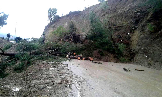 Belen’de heyelan köy yolunu kapadı!