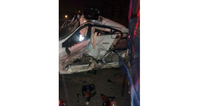 Halk otobüsüne çarpan otomobil sürücüsü hayatını kaybetti