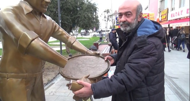 Daha önce tepsisi çalınmıştı, şimdi kolunu kırdılar