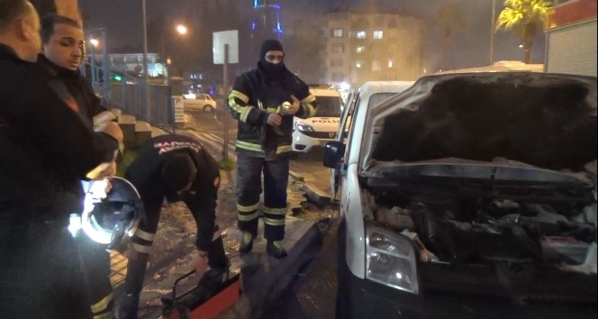 Park halindeki otomobil bir anda alev aldı