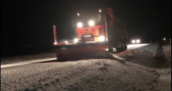 Yayladağı’nda kar yolları kapattı