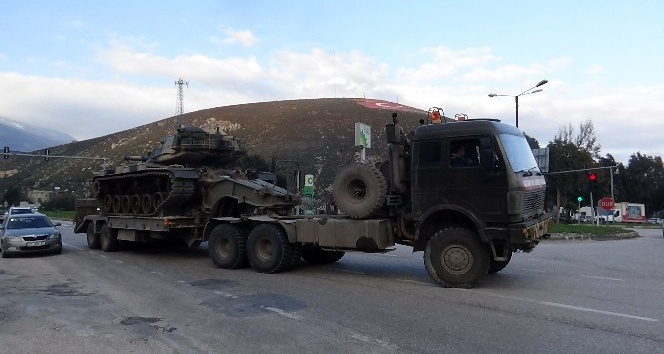 Hatay sınırına tank ve askeri araç sevkiyatı