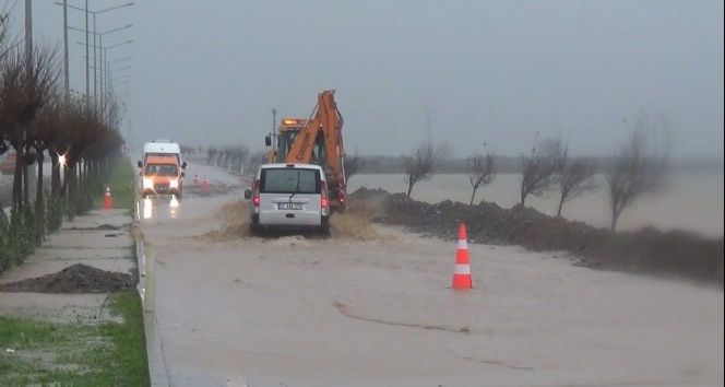 Hatay’da yollar nehre döndü