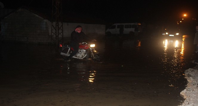 Amik Ovasına kurulan bent yıkıldı köy sular altında kaldı