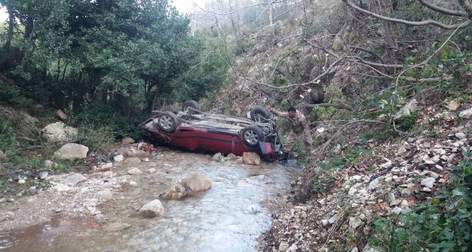 Hatay’da otomobil dereye uçtu: 4 yaralı