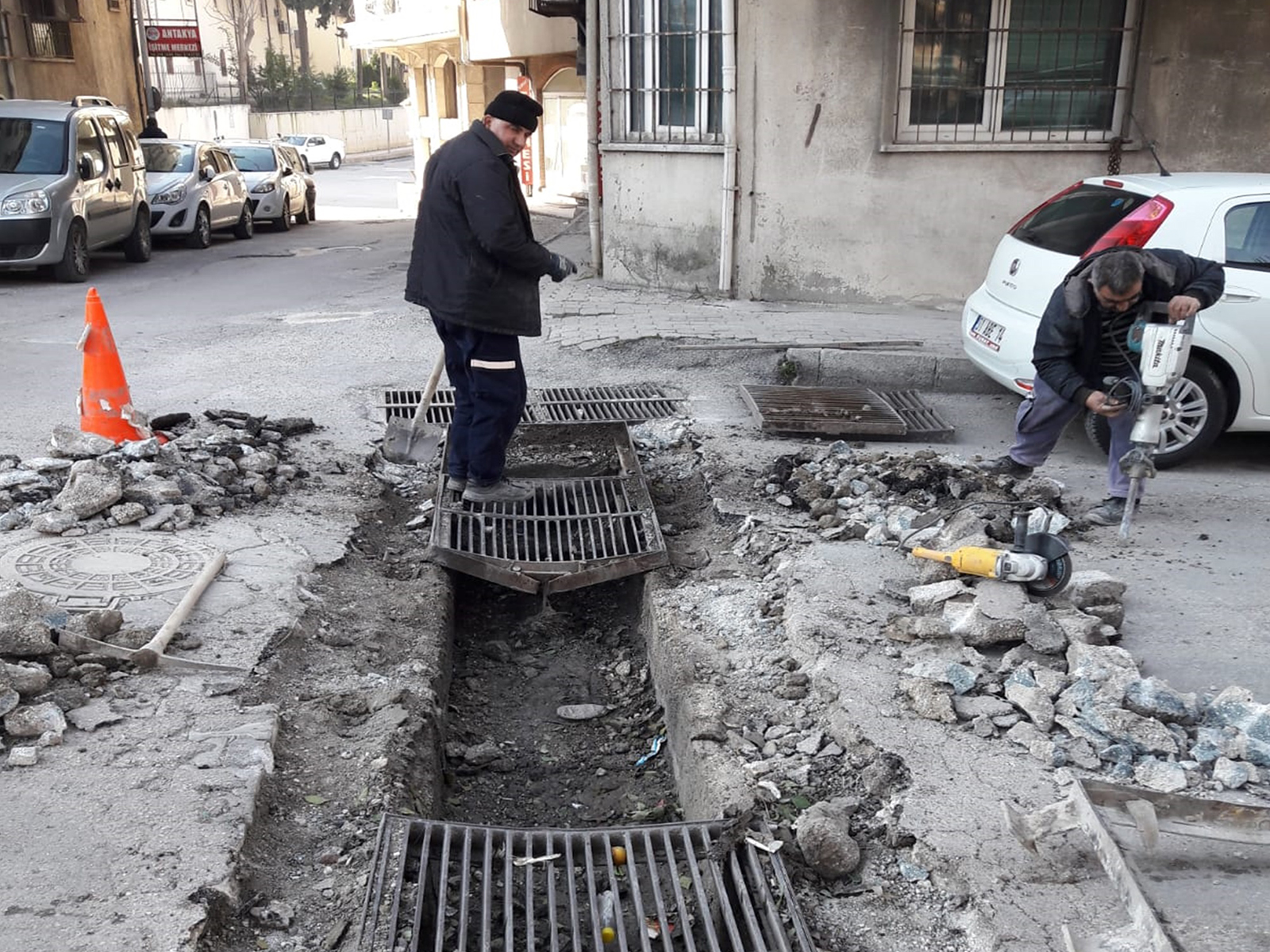 ANTAKYA HASTANE CADDESİ’NDEKİ YAĞMUR IZGARALARINA BAKIM ONARIM YAPILDI (1)