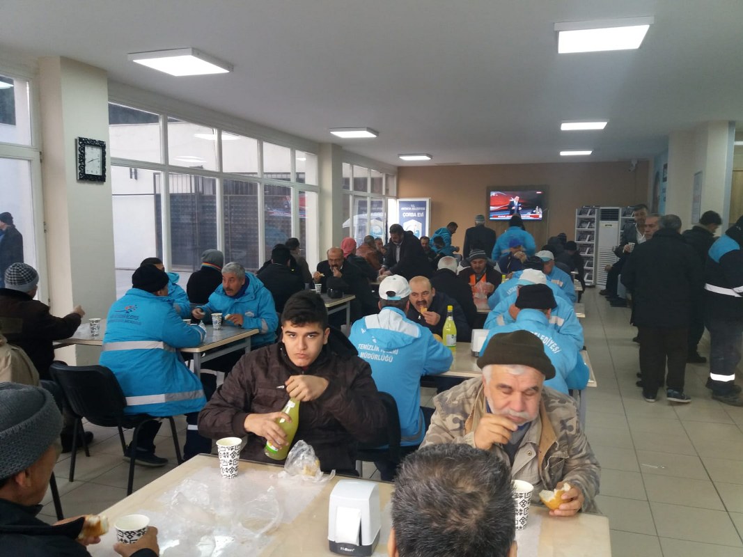   ÇORBA EVİ VATANDAŞLARIN YOĞUN İLGİSİYLE HİZMET VERMEYE DEVAM EDİYOR