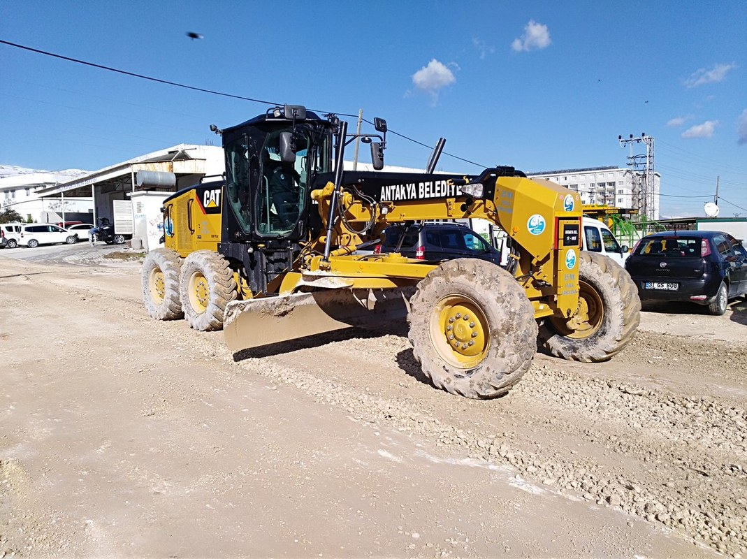 GÜZELBURÇ MAHALLESİ’NDE YOL TESVİYE VE MALZEME SERME ÇALIŞMALARI