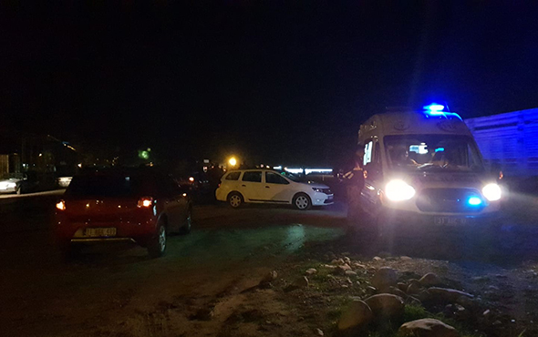 TELEFONLA KONUŞAN KIZA ARABA ÇARPTI