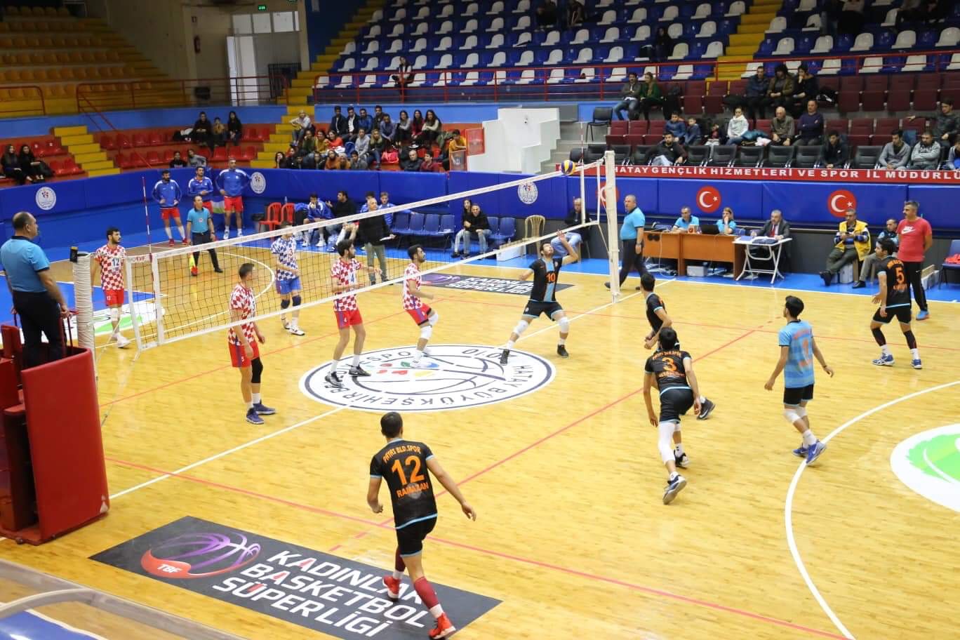 HATAYLI VOLEYBOLCULAR BAŞARIYA DOYMUYOR