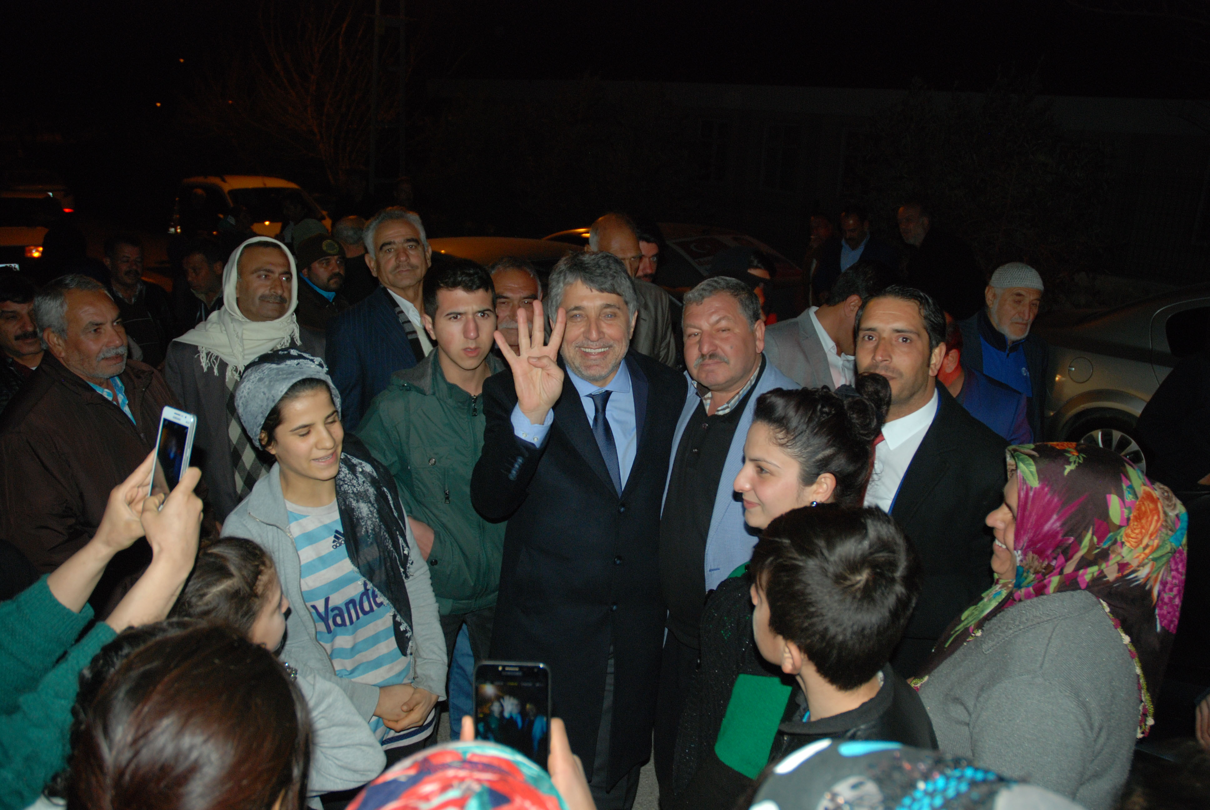 AYHAN YAVUZ SEVGİSİ SOKAKLARA TAŞTI, EV TOPLANTILARI MİTİNGLERE DÖNÜŞTÜ..!