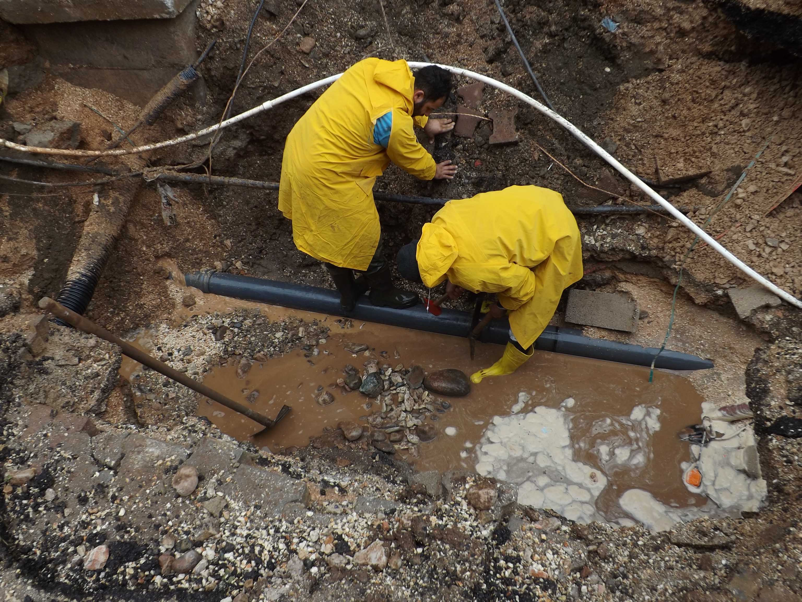 KIRIKHAN’DAKİ ASBESTLİ BORULARDA ONARIM SÜRÜYOR  