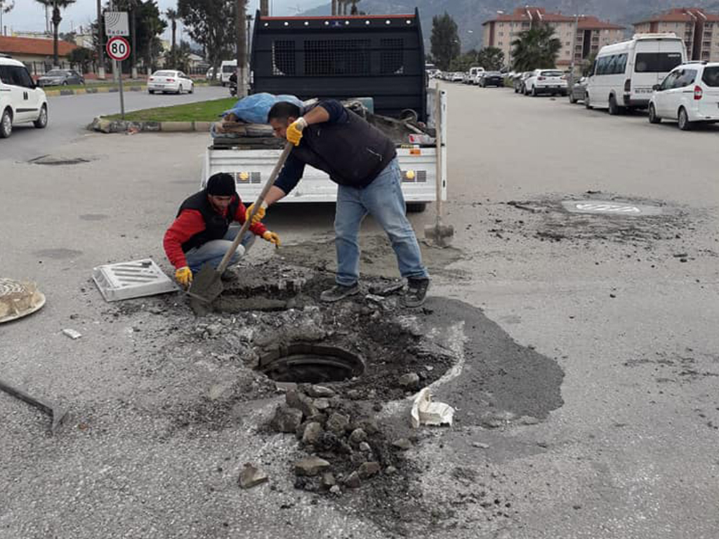 ﻿İSKENDERUN E-5 KARAYOLU ALTYAPISINDA BAKIM ONARIM YAPILDI