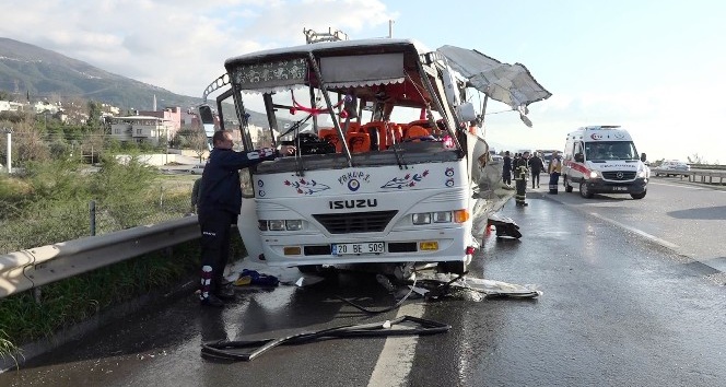 Hatay’da tır midibüse çarptı 1 ölü, 8 yaralı