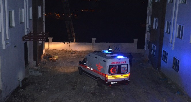 5 katlı binada yangın çıktı, mahsur kalanları itfaiye kurtardı