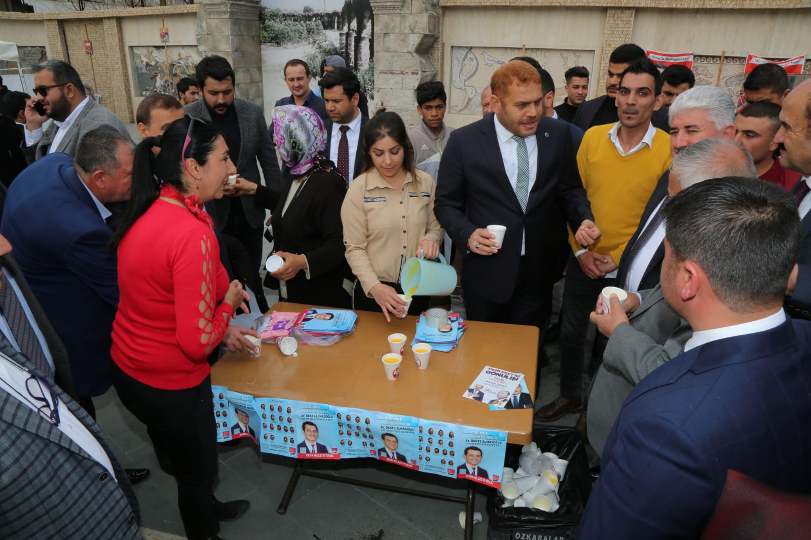 İbrahim Güler Erzin’de CHP standını ziyaret etti