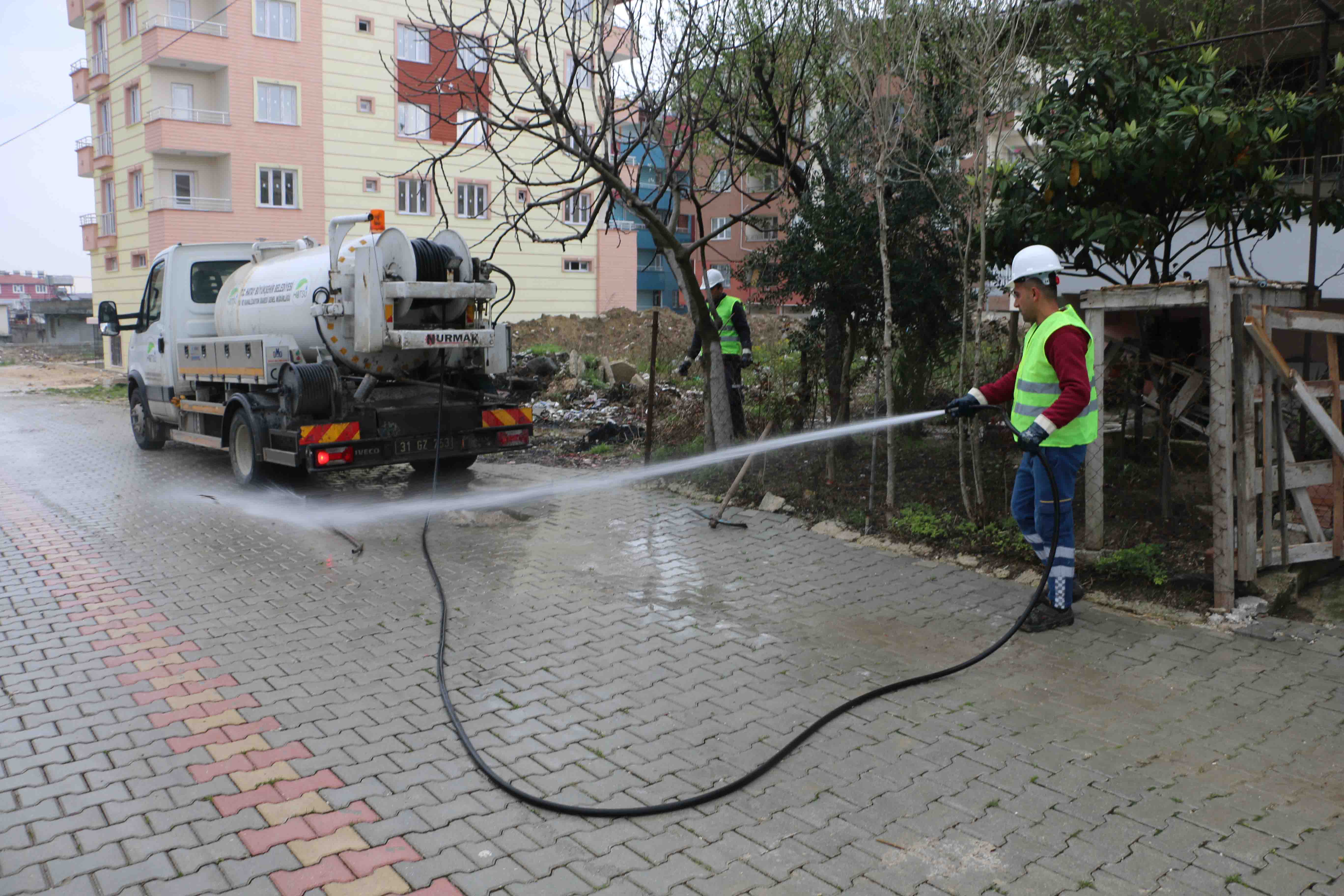 TAŞMA VE KOKU PROBLEMLERİNE MÜDAHALE SÜRÜYOR (4)