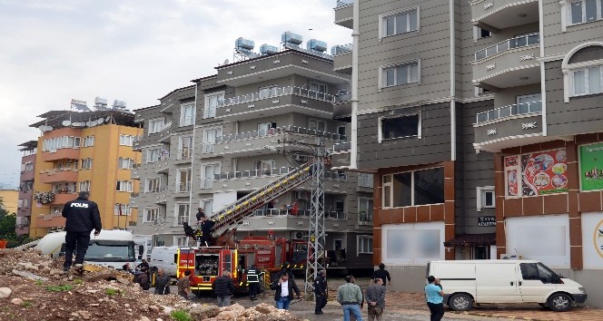 Yangında mahsur kalanları itfaiye kurtardı