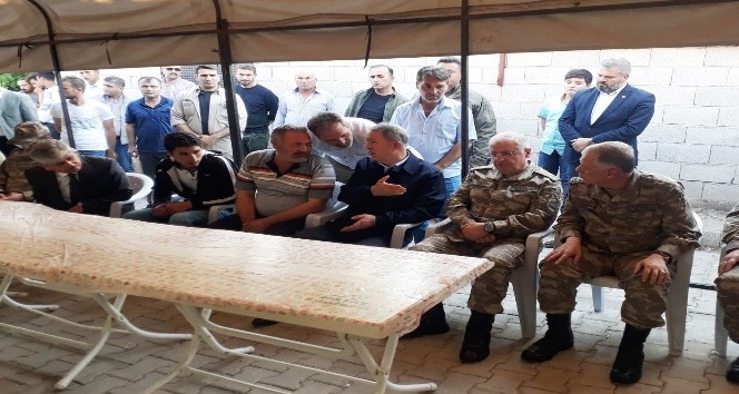 Bakan Akar şehit evini ziyaret etti