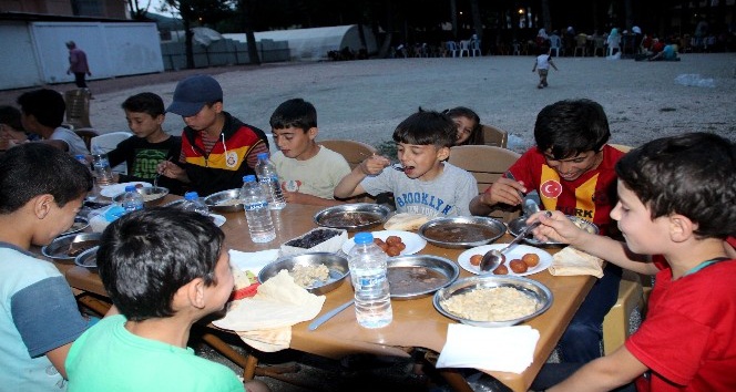 Suriyeli yetimlere ve ailelere iftar