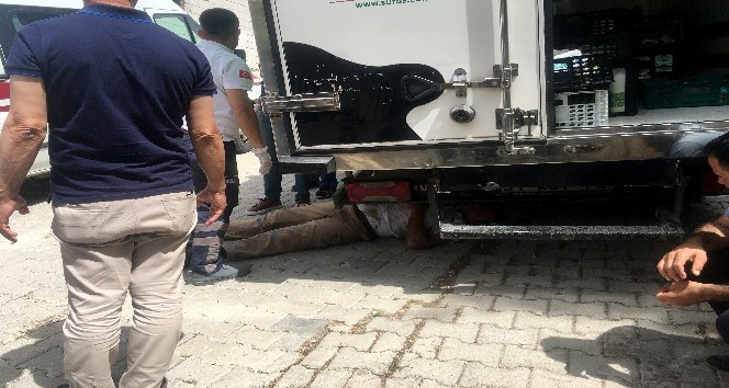 Hareket eden kamyonetin altında kalan sürücü yaralandı