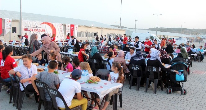 Türk Kızılay, 8 bin Suriyeliye iftar programı düzenledi