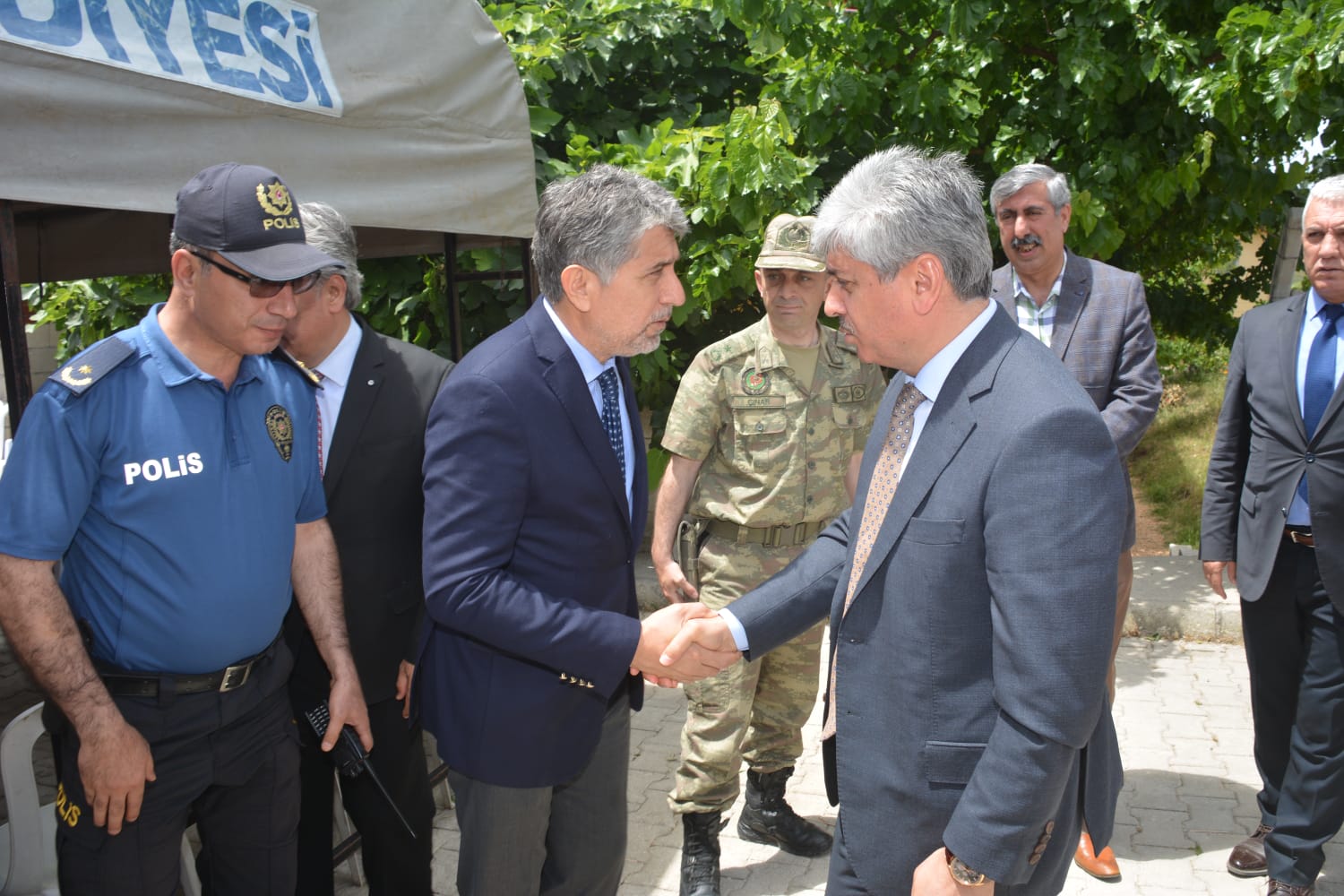 VALİ RAHMİ DOĞAN VE BELEDİYE BAŞKANI AYHAN YAVUZ ŞEHİT ALİ ÇEKER’İN AİLESİNE TAZİYE ZİYARETİNDE BULUNDU