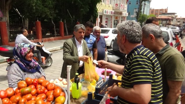 Zabıta Ekipleri Tarafından Yeri Değiştirilen Seyyar Satıcının Domateslerini Belediye Başkanı Sattı