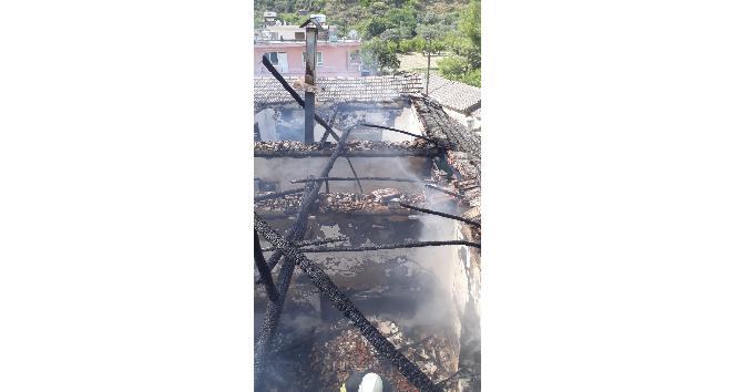 Altınözü’nde korkutan ev yangını