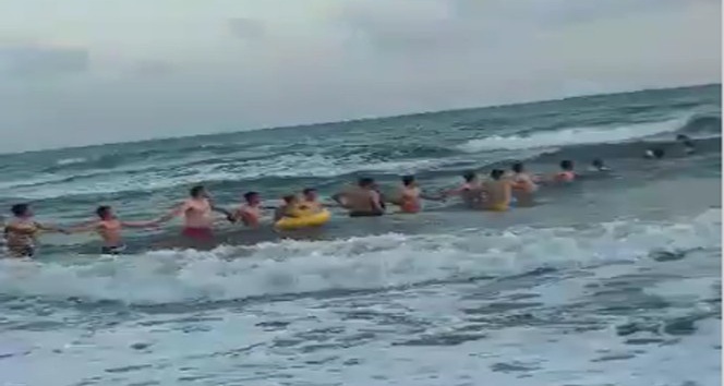 İnsan zinciri oluşturup hayat kurtardılar
