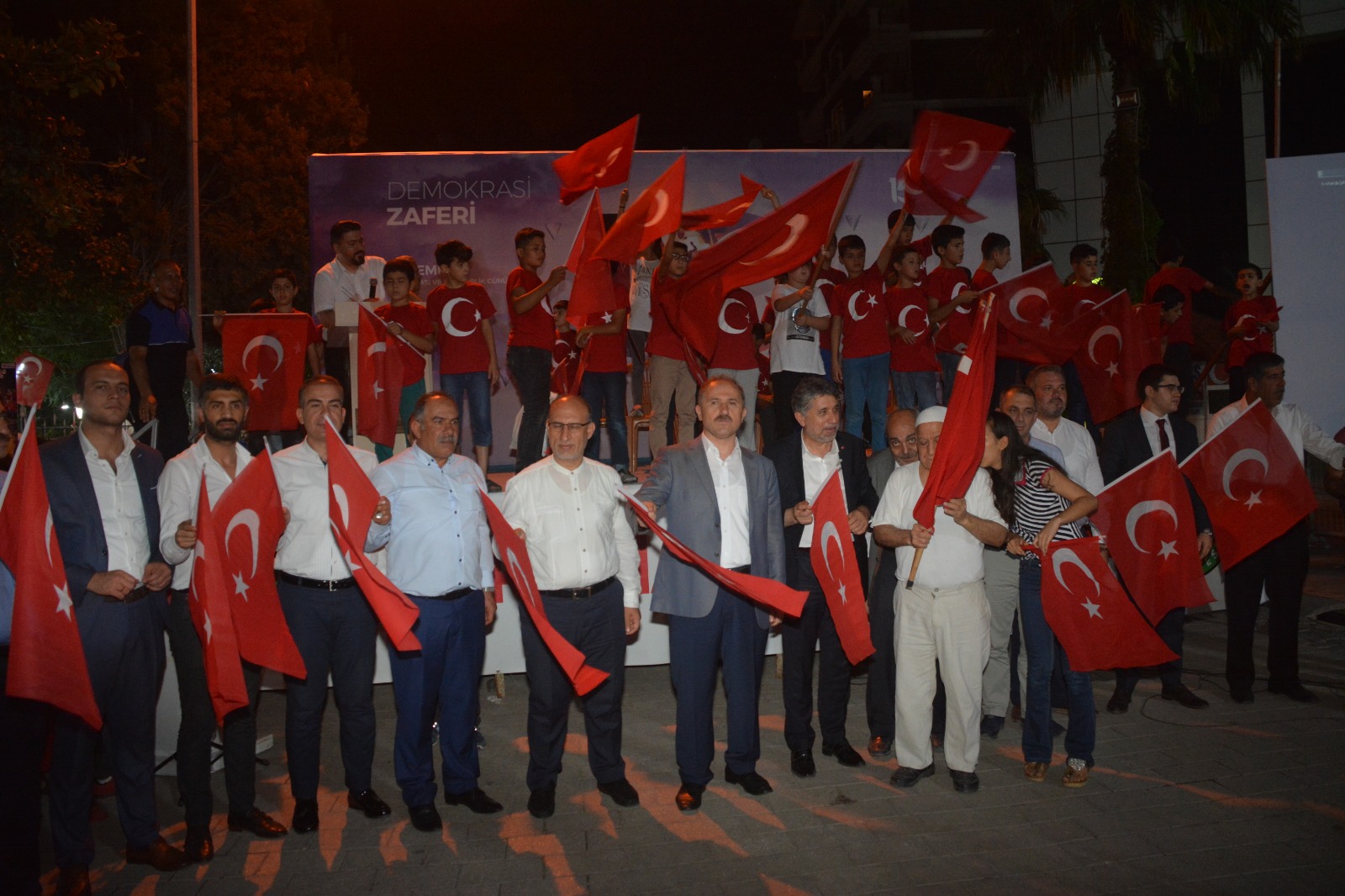 KIRIKHAN, 15 TEMMUZ DEMOKRASİ VE MİLLİ BİRLİK GÜNÜ 3.YIL DÖNÜMÜNDE BÜYÜK BİR KENETLENME RUHU SERGİLEDİ