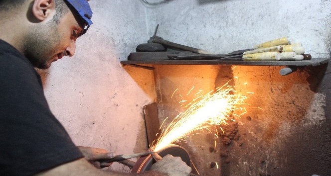 Bıçaklar kurbanlar için bileniyor