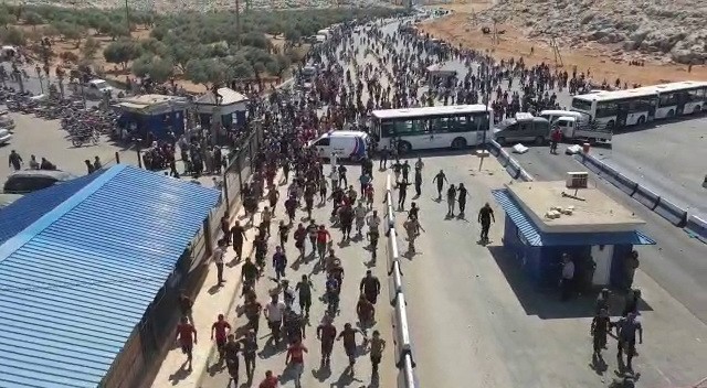 BOMBALARDAN KAÇAN BİNLERCE SURİYELİ SINIRA DAYANDI