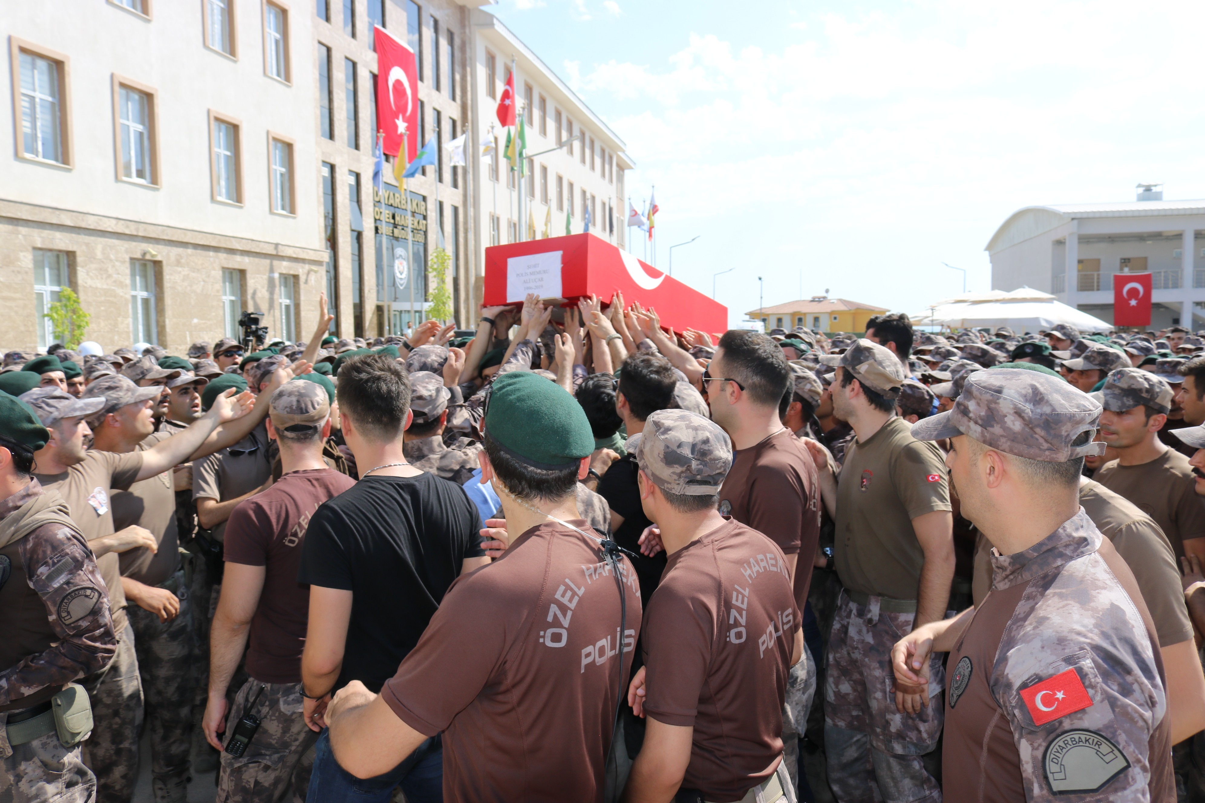 Hataylı Şehit Ali UÇAR Diyarbakır’dan Tekbirlerle Uğurlandı