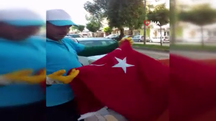 Temizlik işçisi çöpte bulduğu Türk Bayrağını öpüp cebine koydu